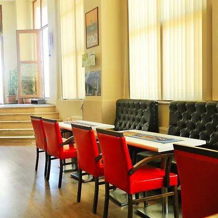 Crowded House Hotel 3*