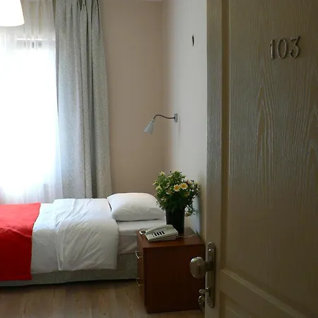 Crowded House Hotel 3*