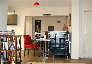 Hotel Crowded House 3*