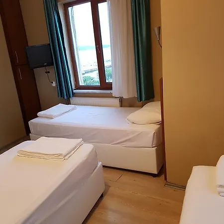 Crowded House Eceabat