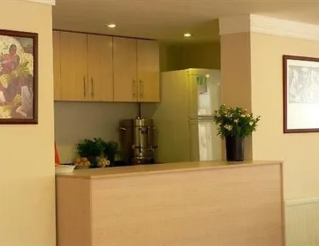 Crowded House Hotel 3*