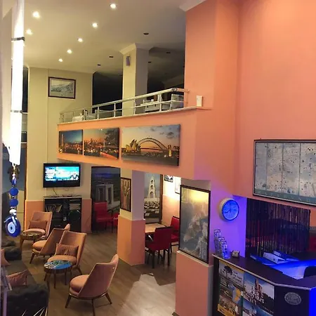 Crowded House Hotel 3*