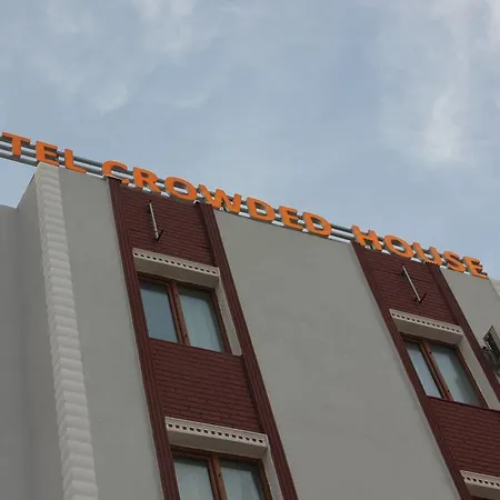 호텔 크라우디드 하우스 에체밧