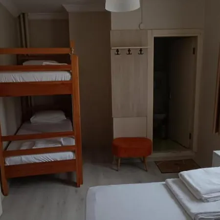 Crowded House Otel 3*