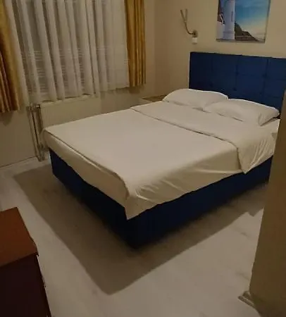 Crowded House Hotel