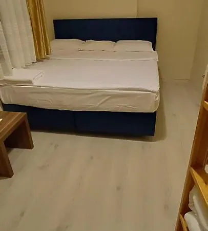 호텔 크라우디드 하우스 에체밧