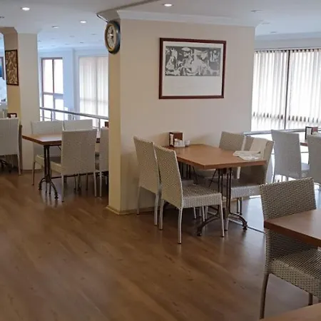 Hotel Crowded House