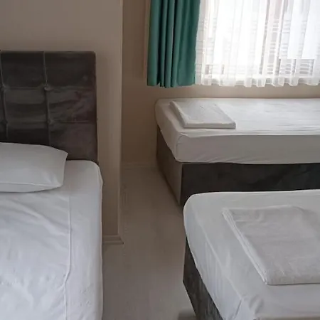 Crowded House Hotel 3*