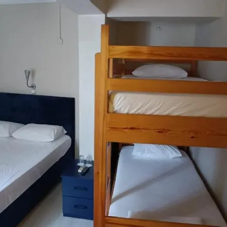 Hotel Crowded House 3*