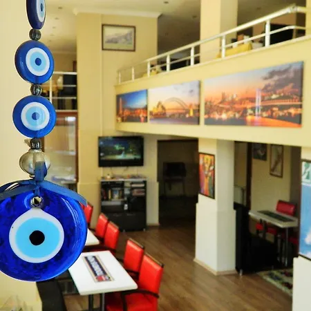 Hotel Crowded House 3*