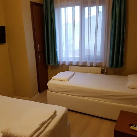 Crowded House Hotel 3*