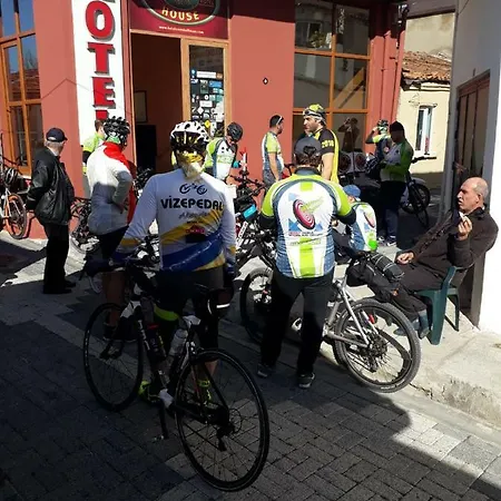 크라우디드 하우스 에체밧